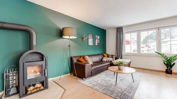 Smart TV, fireplace