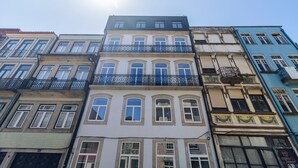 Eine Reihe mehrstöckiger Gebäude mit Balkonen und großen Fenstern.