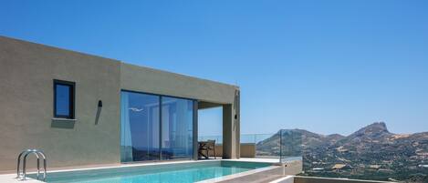 Utendørsbasseng og et oppvarmet basseng