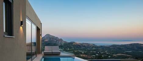 Alberca al aire libre y alberca climatizada