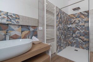 Douche, sèche-cheveux, serviettes fournies, savon