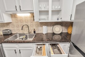 Microwave, oven, stovetop, dishwasher - Urban living at Southmore Manor (Houston)