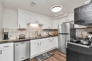 Mikrowelle, Ofen, Herdplatte, Geschirrspüler