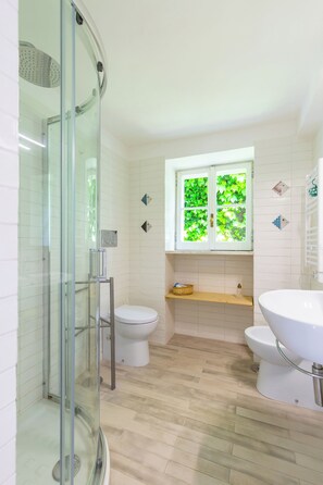 Douche, sèche-cheveux, bidet, serviettes fournies