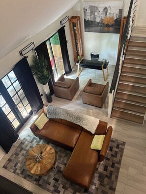 Smart TV, fireplace - Battery Atlanta/Truist Park Area - Modern 3 Bedroom Townhouse (Smyrna)