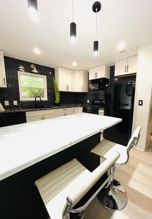 Fridge, microwave, oven, stovetop - Battery Atlanta/Truist Park Area - Modern 3 Bedroom Townhouse (Smyrna)