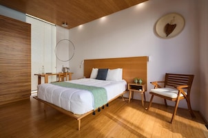 Ropa de cama de alta calidad y caja de seguridad en la habitación