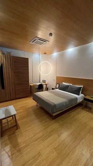 Ropa de cama de alta calidad y caja de seguridad en la habitación 