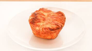 Un pastel individual sobre un plato blanco.