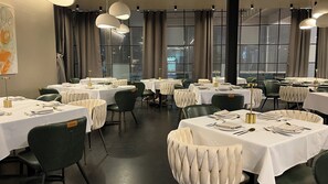 2 restaurantes; se sirve desayuno, almuerzo y cena; cocina internacional