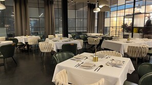 2 restaurants, breakfast, lunch, dinner served; international cuisine