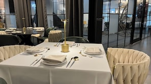 2 restaurants, breakfast, lunch, dinner served; international cuisine
