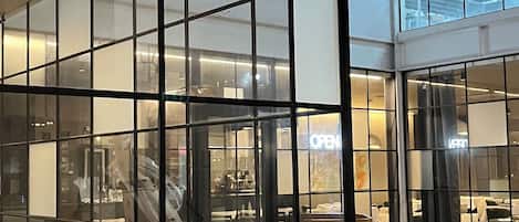 2 restaurants, breakfast, lunch, dinner served; international cuisine