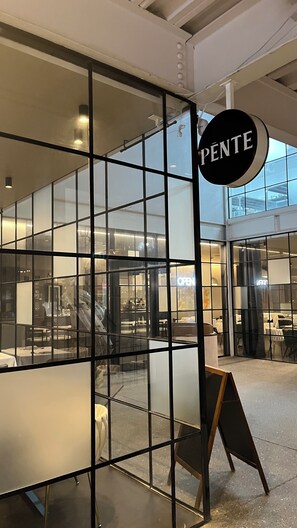 2 restaurantes; se sirve desayuno, almuerzo y cena; cocina internacional