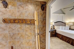1 habitación, escritorio, tabla de planchar con plancha y wifi gratis 