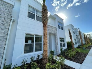 Exterior - 20 Minutes to Disney! New modern and spacious townhome whit a private pool! (Clermont)