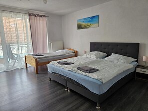 3 bedrooms, iron/ironing board, WiFi, bed sheets - 150 square meter vacation apartment for up to 10 people (Kötz)