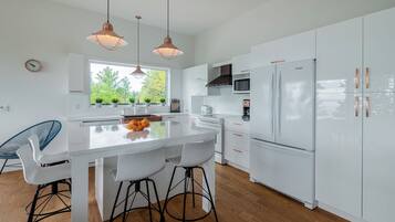 JÀÀkaappi, mikroaaltouuni, uuni, liesi