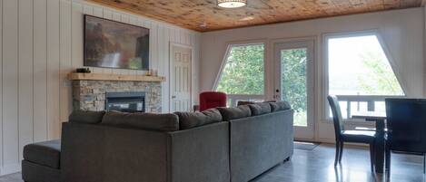 Televisie en een open haard