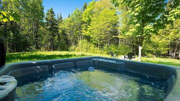 Bañera de hidromasaje al aire libre