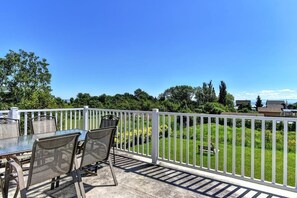 Outdoor dining - Hôtel à la maison - La Maison Elsa, fleuve et ski (Petite-Rivière-Saint-François)