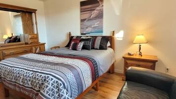 5 bedrooms, iron/ironing board, Internet, bed sheets