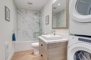 Baignoire, sèche-cheveux, serviettes fournies