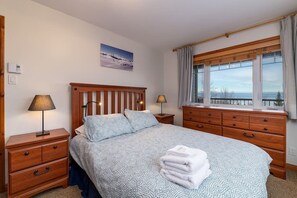 3 bedrooms, iron/ironing board, WiFi, bed sheets - Hôtel à la maison - L'Arlésien, aire du massif, spa et vue (Petite-Rivière-Saint-François)