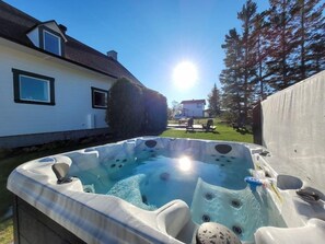 Outdoor spa tub - Hôtel à la maison - La Grand'Maison de Charlevoix (La Malbaie)