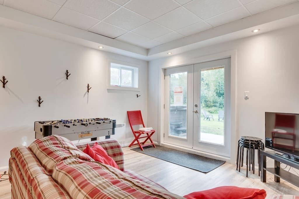 Una televisión, una chimenea