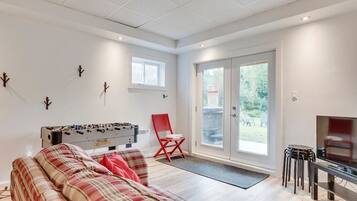 Una televisión, una chimenea