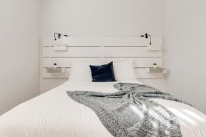 3 habitaciones, tabla de planchar con plancha, wifi y ropa de cama