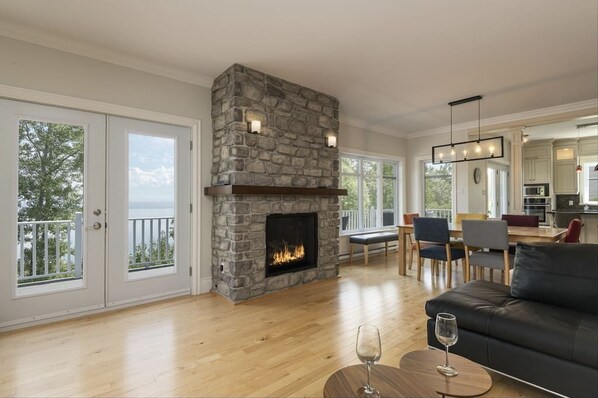 Télévision, cheminée, baby-foot