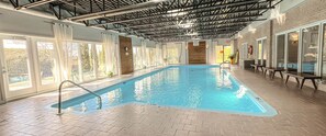 Una piscina cubierta, una piscina climatizada