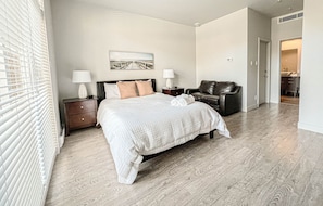3 habitaciones, tabla de planchar con plancha, wifi y ropa de cama 