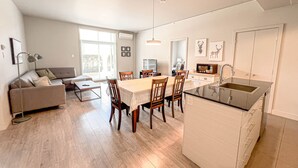 Un apartamento moderno con comedor, cocina y sala de estar.