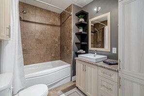 Badewanne, Haartrockner, Handtücher