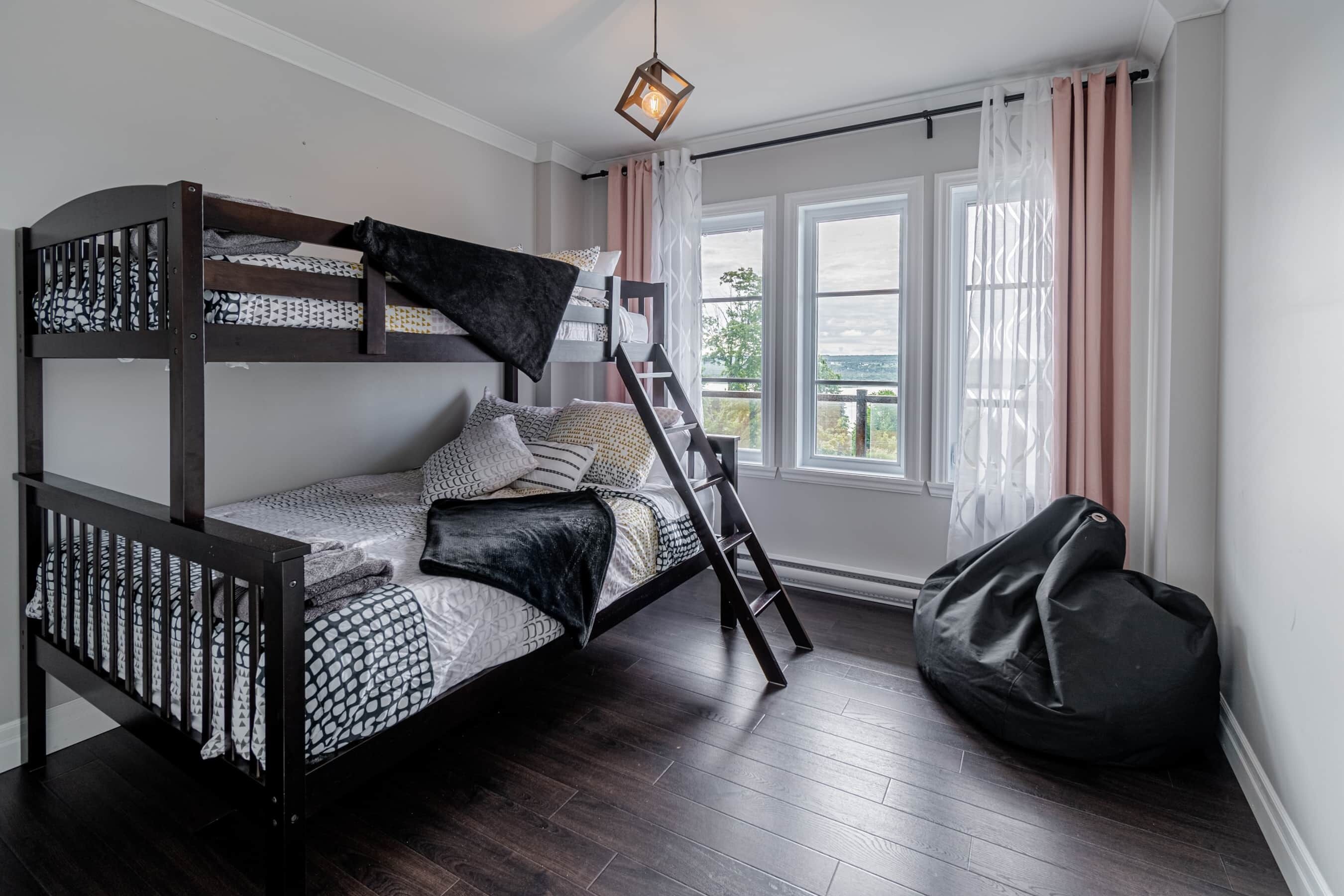 2 chambres, fer et planche à repasser, accès Internet, draps fournis