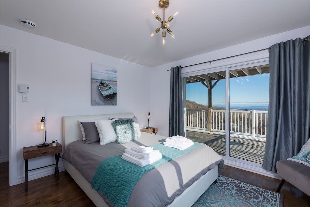 4 bedrooms, iron/ironing board, internet, bed sheets