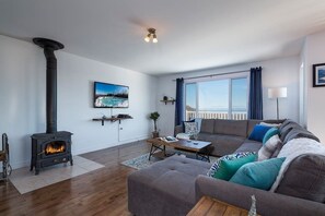 TV, ping pong - Hôtel à la maison - L'Éveil du fleuve, spa et ski (Petite-RiviÃ¨re-Saint-FranÃ§ois)