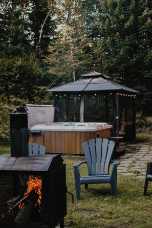 Outdoor spa tub - Hôtel à la maison - Chalet du bois, Spa et Vue (Les Éboulements)
