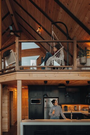 Fridge, microwave, oven, stovetop - Hôtel à la maison - Chalet du bois, Spa et Vue (Les Éboulements)