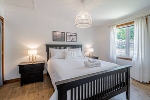 5 bedrooms, iron/ironing board, WiFi, bed sheets - Hôtel à la maison - L'Archibald, spa et montagne! (Petite-Rivière-Saint-François)