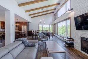 TV, fireplace - Hôtel à la maison - L'Archibald, spa et montagne! (Petite-Rivière-Saint-François)