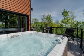 Outdoor spa tub - Hôtel à la maison - L'Archibald, spa et montagne! (Petite-Rivière-Saint-François)