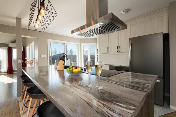 Fridge, microwave, oven, stovetop - Hôtel à la maison - Colombe du Cap, foyer et spa (Baie-Saint-Paul)