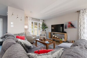 TV, fireplace - Hôtel à la maison - Colombe du Cap, foyer et spa (Baie-Saint-Paul)