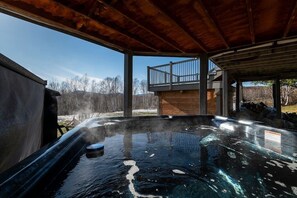 Outdoor spa tub - Hôtel à la maison - Colombe du Cap, foyer et spa (Baie-Saint-Paul)