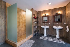 Baignoire, sèche-cheveux, serviettes fournies