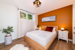 4 bedrooms, iron/ironing board, WiFi, bed sheets